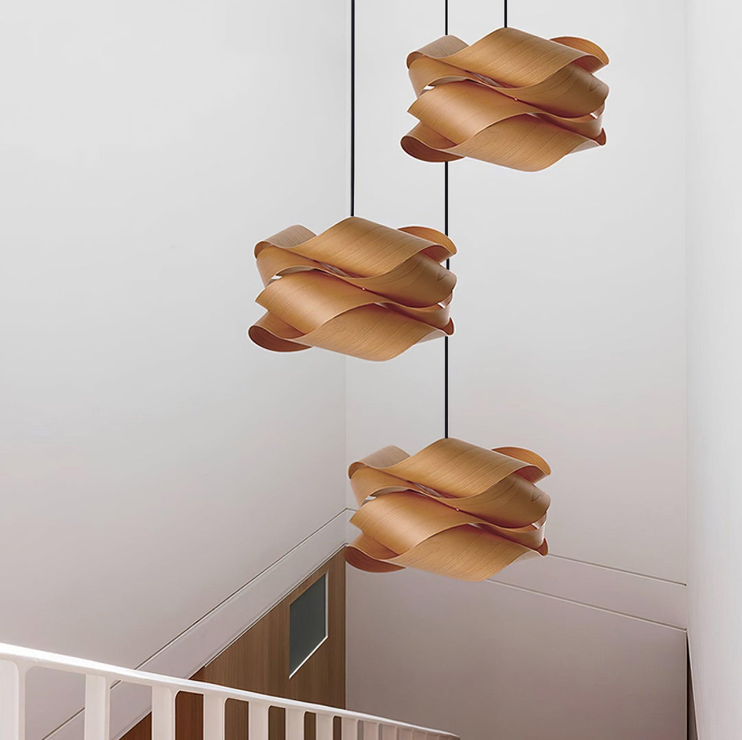 Lámpara colgante de madera nórdica, acento decorativo que aporta luz y diseño.