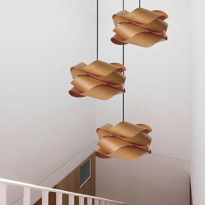 Lámpara colgante de madera nórdica, acento decorativo que aporta luz y diseño.