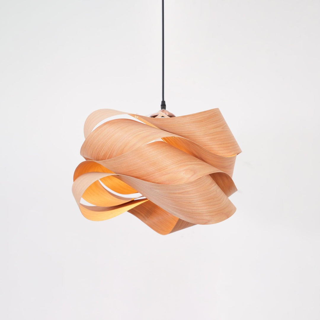 Iluminación interior nórdica, lámpara de diseño en madera maciza para salón o cocina.