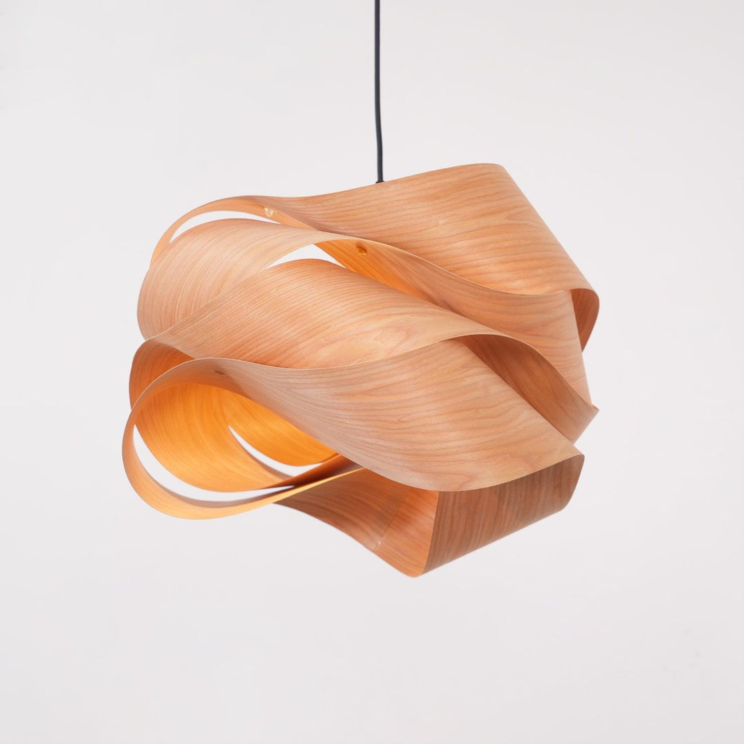 Lámpara de techo de madera, iluminación decorativa de diseño, punto focal visual.