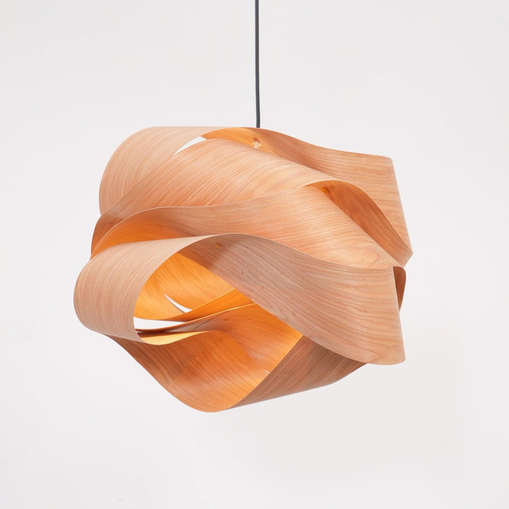Lámpara colgante de madera estilo moderno para comedor, iluminación cálida y natural.
