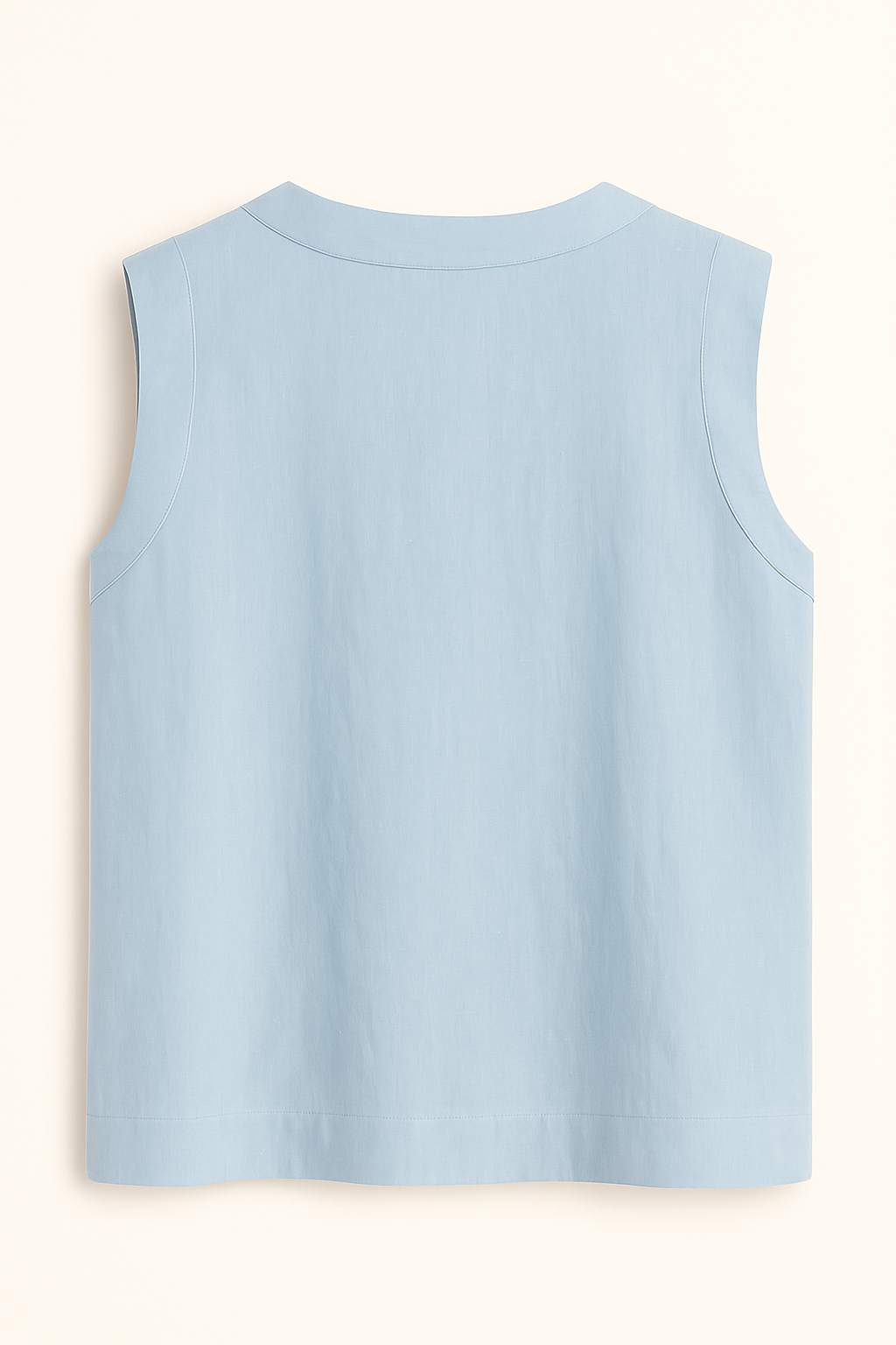 Modelo vistiendo blusa de lino de mujer, manga corta. Estilo casual chic para el verano.