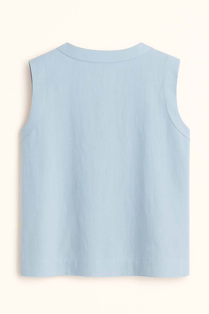 Modelo vistiendo blusa de lino de mujer, manga corta. Estilo casual chic para el verano.