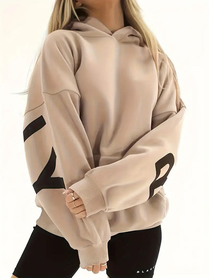 Chaqueta moderna de mujer con capucha gruesa, ideal para invierno. Abrigo cálido y versátil para moda femenina casual.