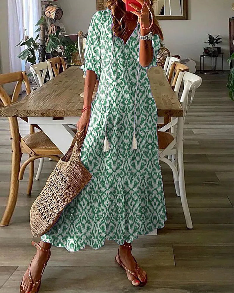 Mujer luciendo un vestido bohemio elegante, maxi y fluido, para la playa.