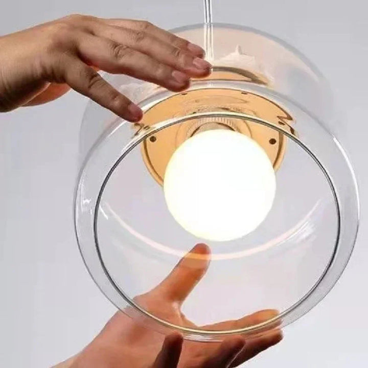 Lámpara de techo con pájaro, vidrio. Diseño moderno, luz cálida para un hogar acogedor.