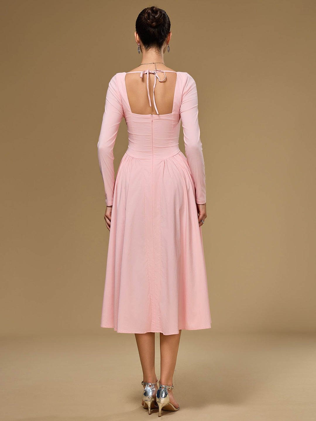 Vestido casual chic, línea A, manga larga y lazo trasero. Moderno y confortable.