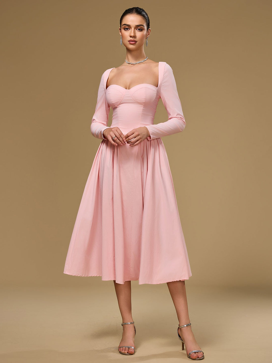 Vestido línea A, manga larga, lazo espalda. Elegancia y confort combinados.