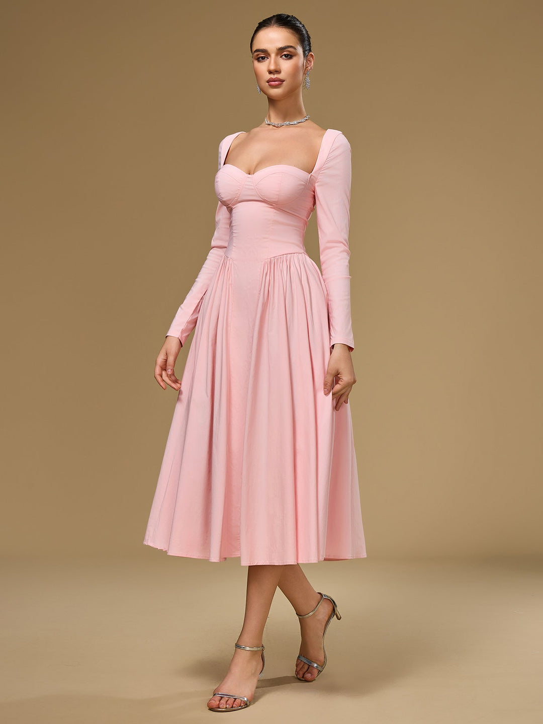 Vestido de línea A favorecedor, lazo en espalda, manga larga. Para toda figura.