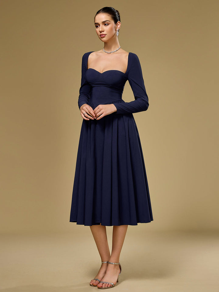 Vestido línea A con lazo, manga larga. Silueta que realza la figura femenina.