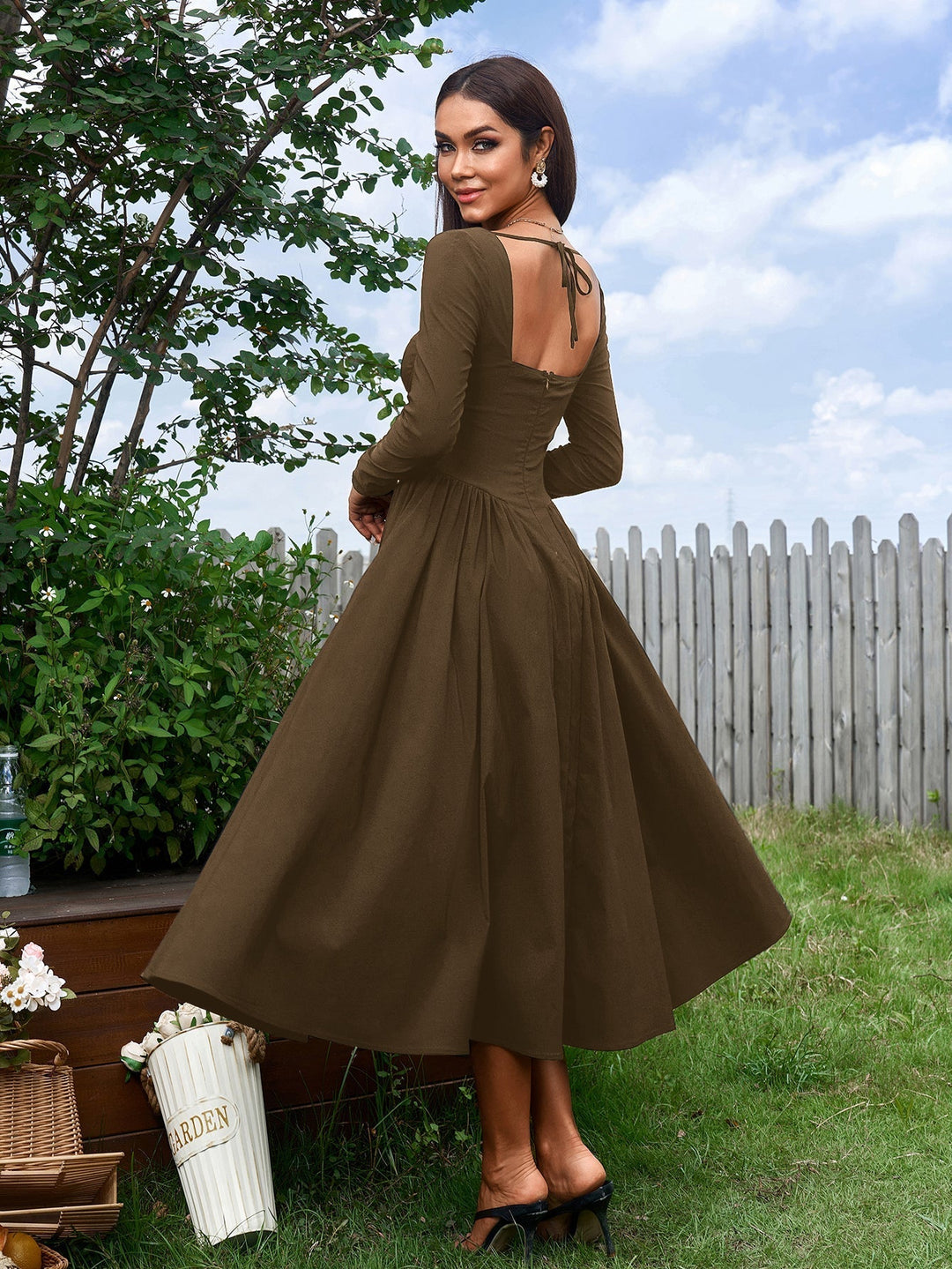 Vestido línea A, manga larga. Lazo espalda; opción perfecta para evento de noche.