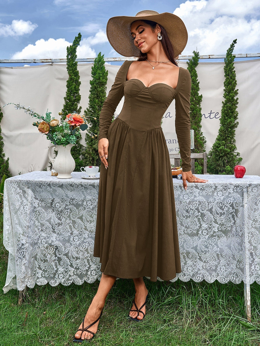 Silueta favorecedora: vestido línea A con lazo en espalda y mangas largas.