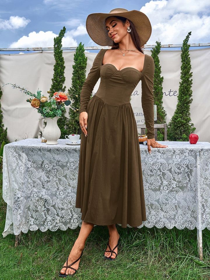 Silueta favorecedora: vestido línea A con lazo en espalda y mangas largas.