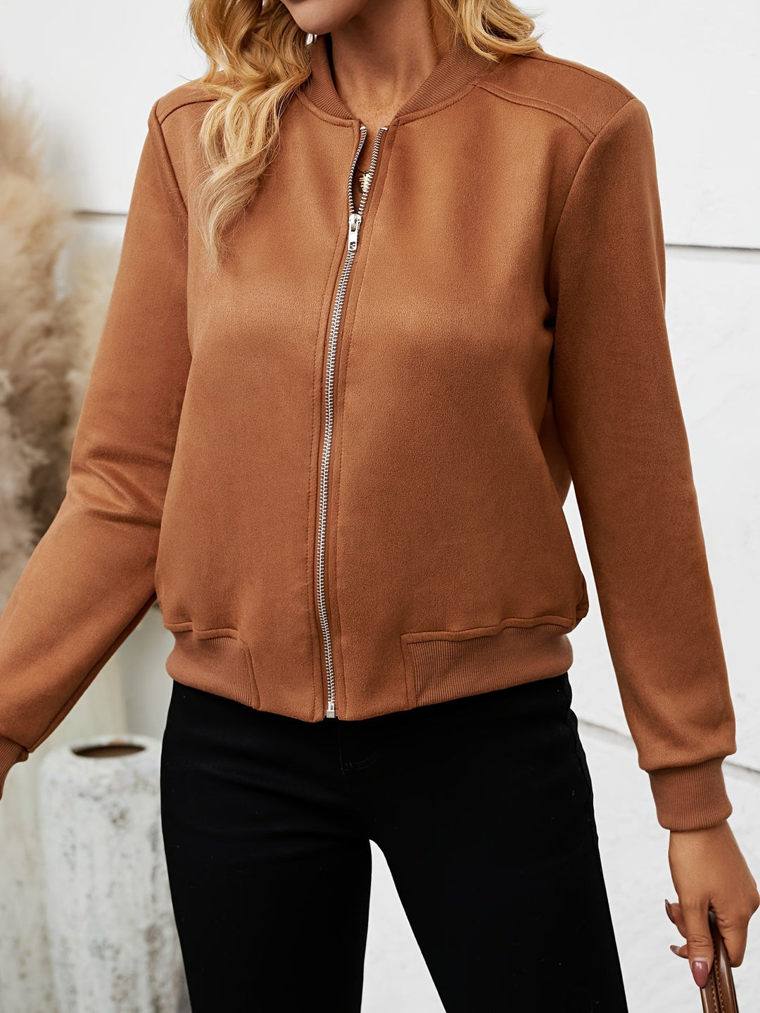 Chaqueta bomber para mujer con cremallera y puños acanalados. Diseño cómodo y versátil de moda femenina.