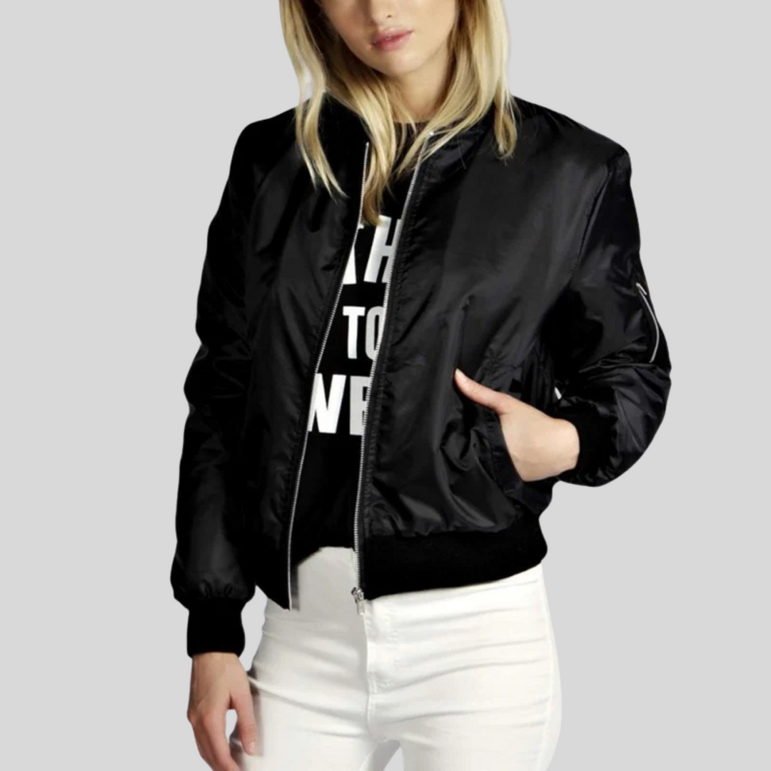 Cazadora bomber elegante de mujer en efecto cuero negro. Chaqueta urbana versátil para primavera/otoño.