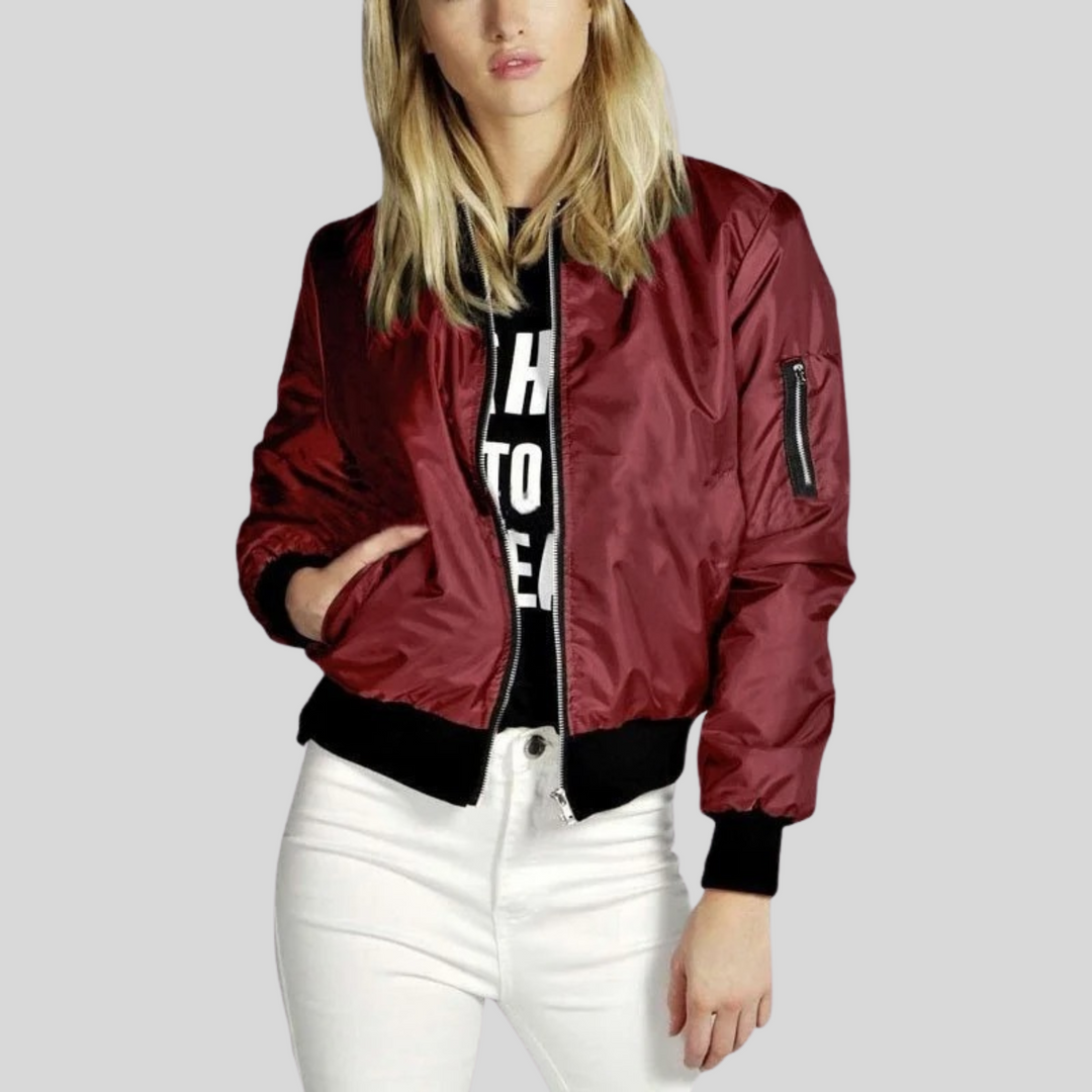 Chaqueta bomber para mujer en efecto cuero rojo, estilo elegante y moderno. Ropa exterior femenina para otoño.