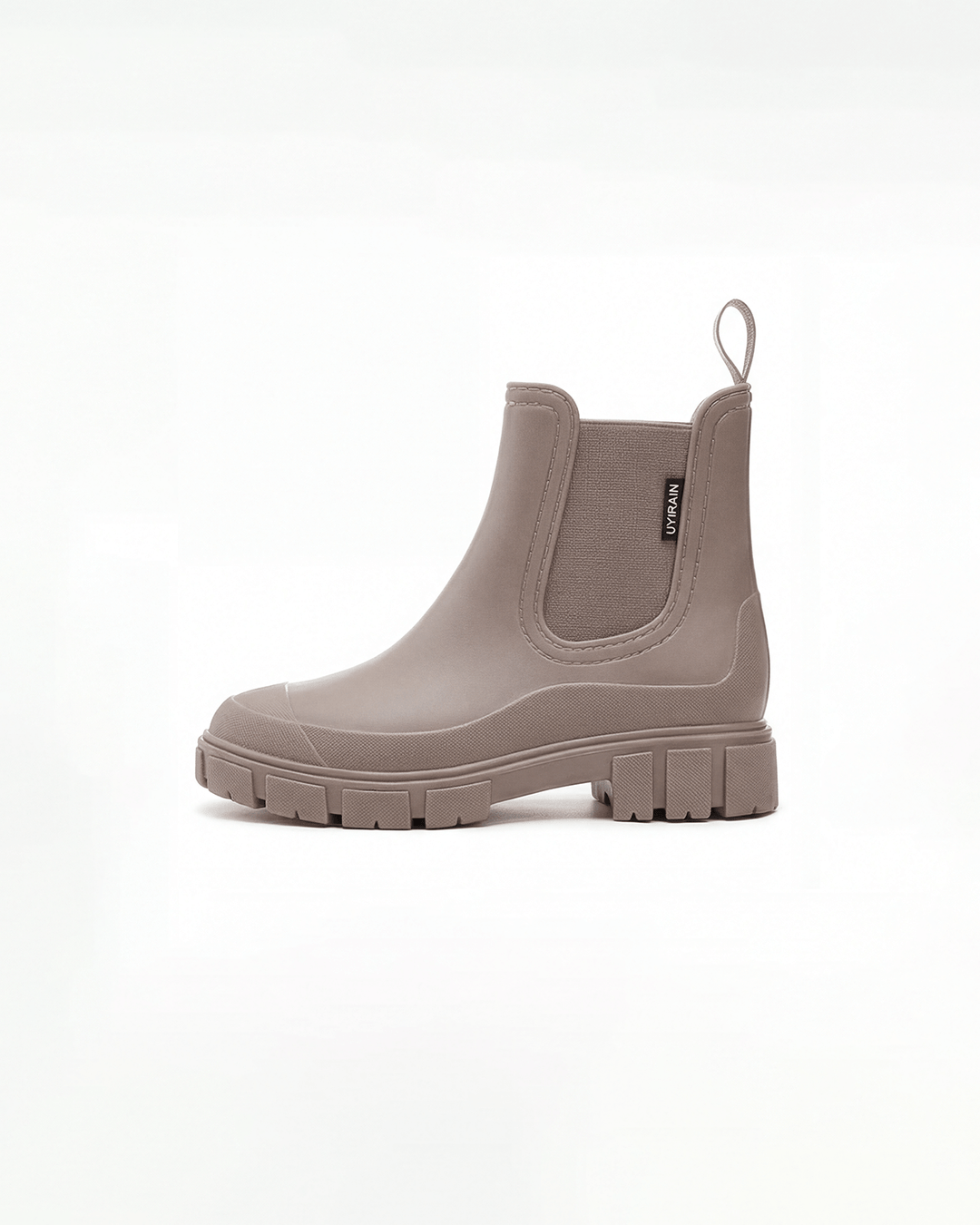 Vista lateral de botas de lluvia negras para mujer, suela gruesa antideslizante y paneles elásticos laterales.