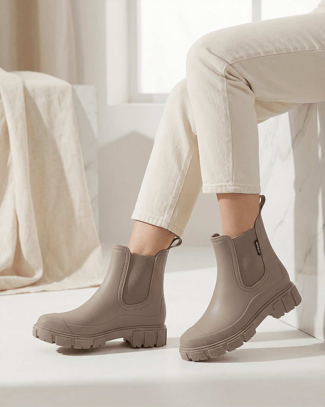 Botas de lluvia mujer con suela gruesa y paneles elásticos. Comodidad y estilo para otoño e invierno.