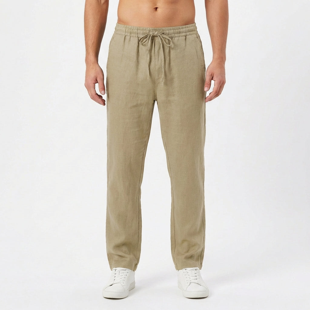 Hombre luciendo pantalón de lino relajado, fresco y transpirable, ideal para el verano casual.