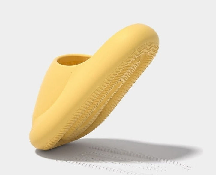 Suela segura antideslizante en sandalias unisex. Ideal para evitar accidentes en superficies mojadas de verano.