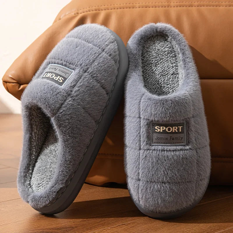 Zapatillas de casa hombre gris oscuro, cálidas y suaves con interior forrado. Confortables para el invierno en el hogar.
