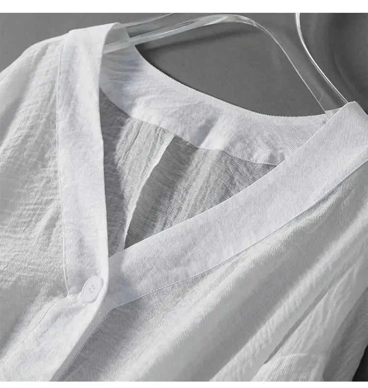 Blusa casual de mujer con volantes, cuello V y manga larga. Blusa chic para moda femenina diaria.