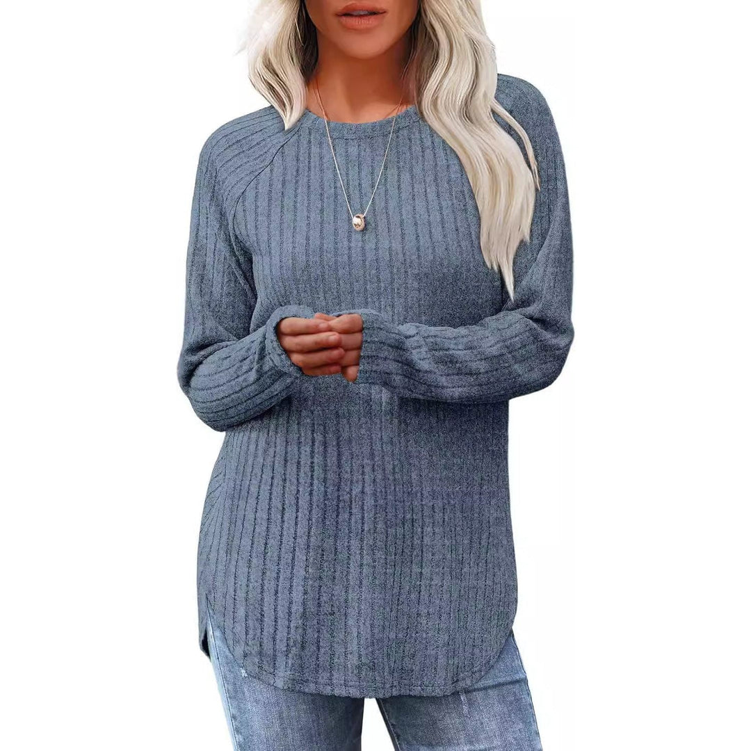 Modelo viste jersey de mujer acanalado, manga larga. Prenda cómoda y versátil, ideal para moda de otoño-invierno.