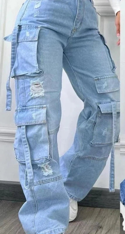 Pantalón vaquero denim wide leg para mujer con bolsillos cargo. Tono azul, perfecto para look casual moderno.