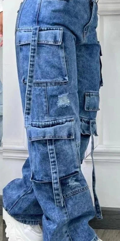 Pantalón cargo vaquero wide leg azul para mujer. Estilo casual urbano, ideal moda primavera-verano.