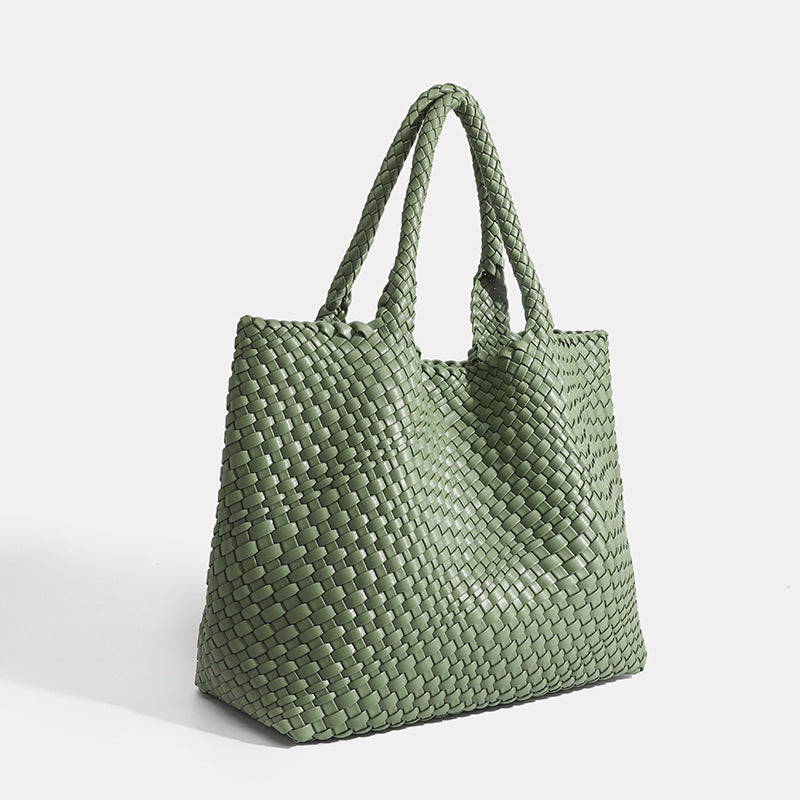 Bolso tote trenzado grande para mujer, vista lateral. Muestra su diseño versátil y gran capacidad para moda femenina.