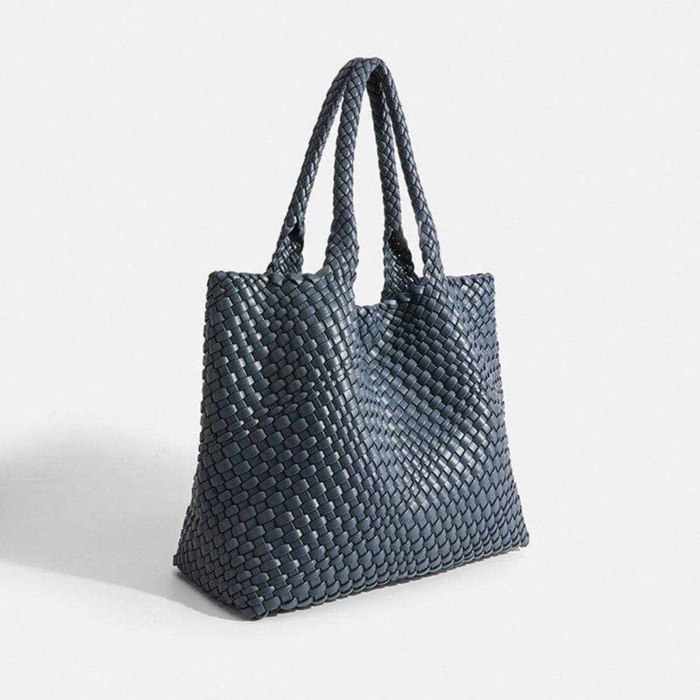 Textura de alta calidad del bolso tote trenzado grande para mujer. Un accesorio de moda, elegante y muy versátil.
