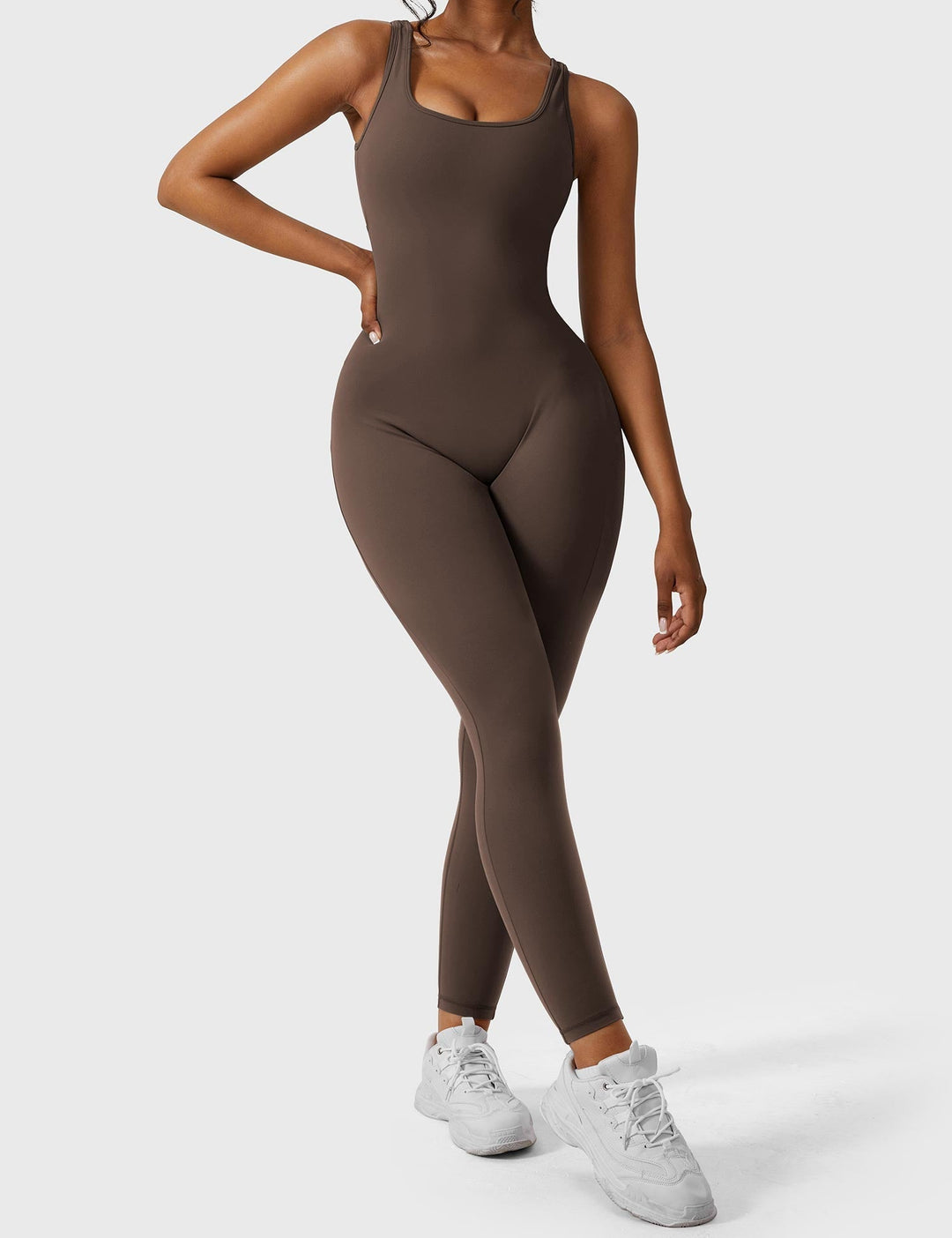 Mono deportivo de mujer gris, elástico, espalda en V, para actividades físicas y relax.