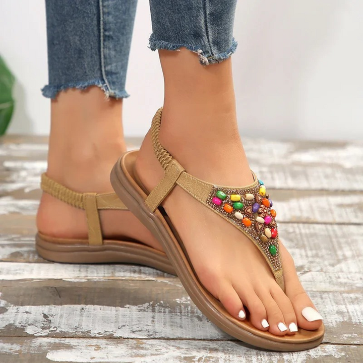 Sandalias planas retro de mujer con cuentas, perfectas para verano y estilo bohemio.