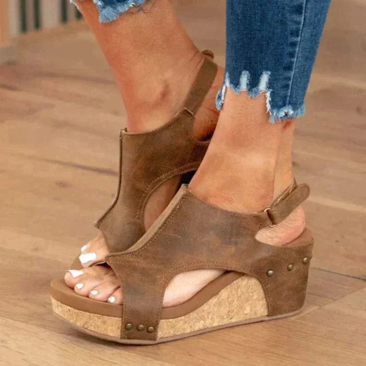 Sandalias de plataforma cómodas para mujer, calzado esencial de verano para un look fresco y moderno.