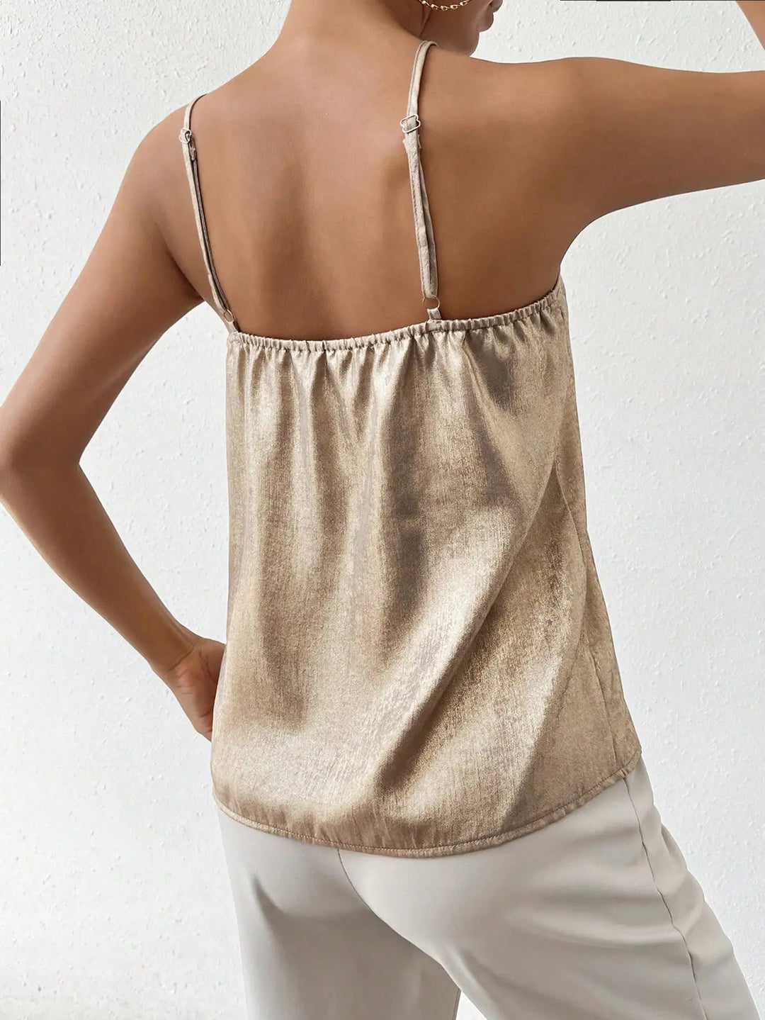 Top elegante de tirantes y escote en V para mujer, ideal para fiesta o atuendo nocturno, estilo sofisticado.
