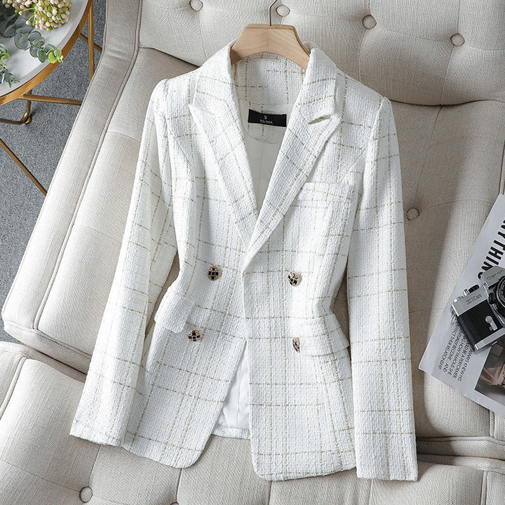 Blazer blanco de mujer con corte entallado, ideal para un estilo elegante y profesional en la oficina o eventos.