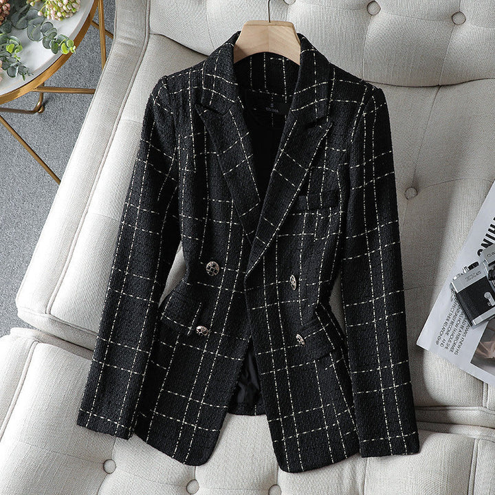 Blazer elegante blanco de mujer con corte entallado. Prenda versátil para un look profesional o casual chic.