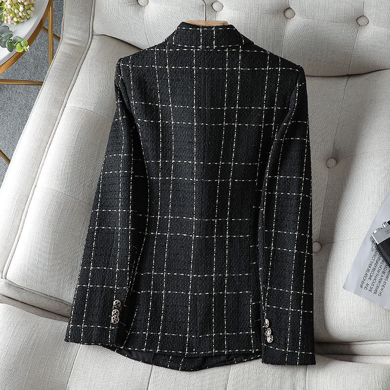 Americana blanca de mujer, prenda versátil para moda femenina. Perfecta como chaqueta formal u opción casual.