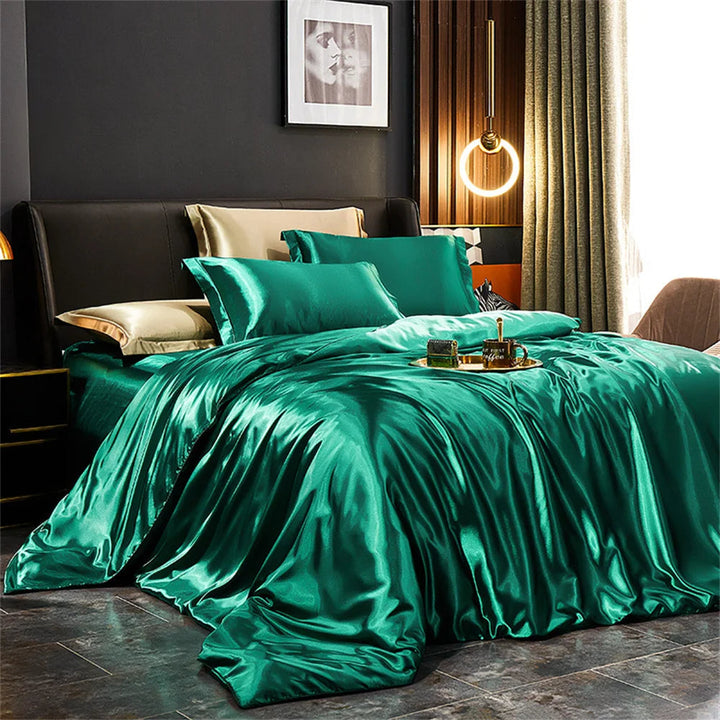 Cama de dormitorio con juego de sábanas de lujo satén seda, creando un ambiente elegante y de confort total.