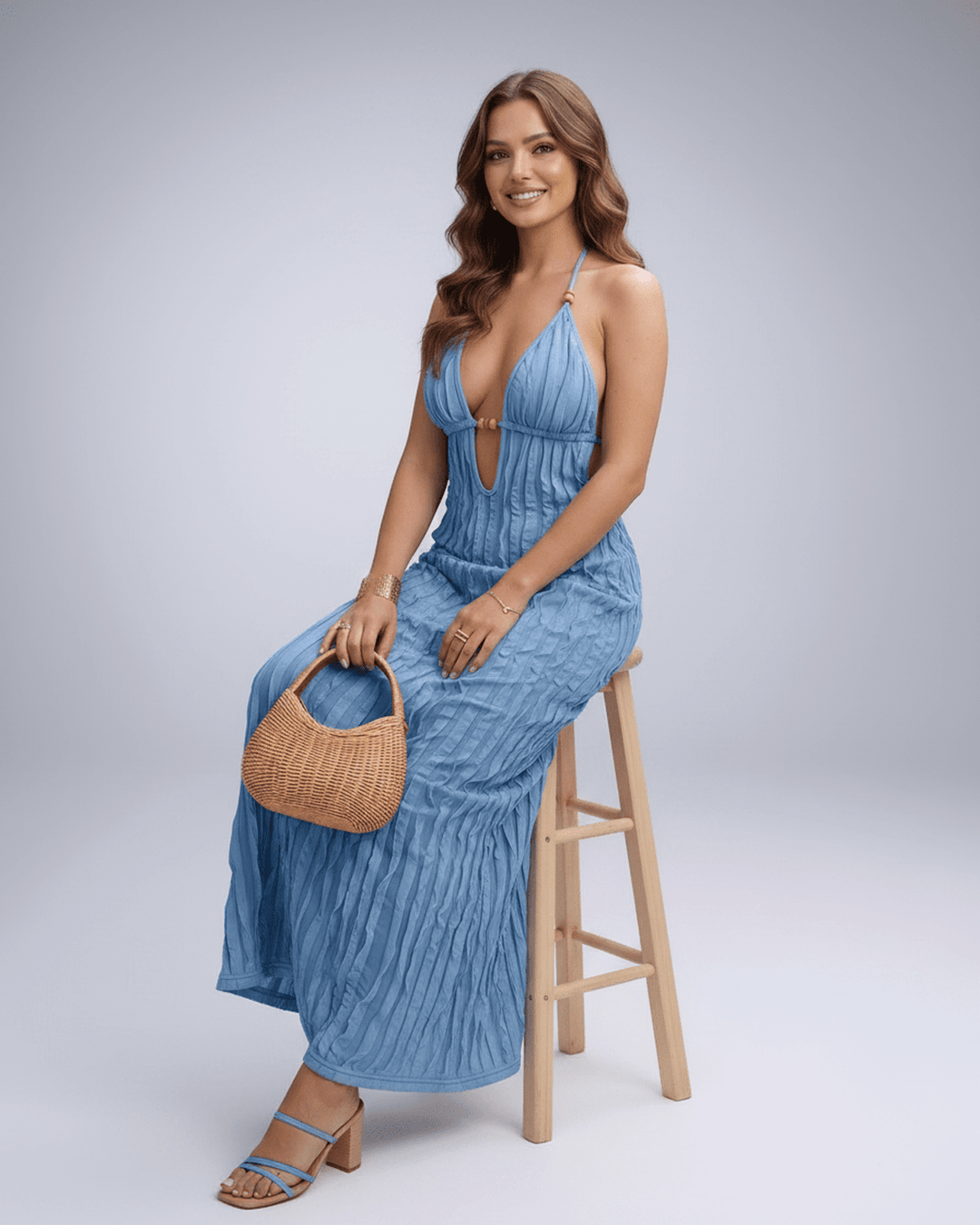Vestido elegante de mujer, silueta columna, escote halter V. Para ocasión especial de noche.