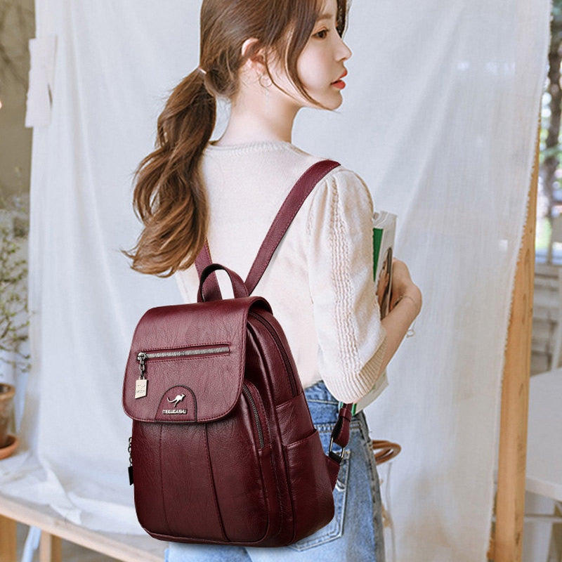 Mochila de piel para mujer con diseño elegante, perfecta para organización en el trabajo o viajes.