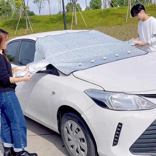 Detalle de la cubierta magnética para parabrisas, material duradero que resiste nieve, hielo y sol en tu automóvil.