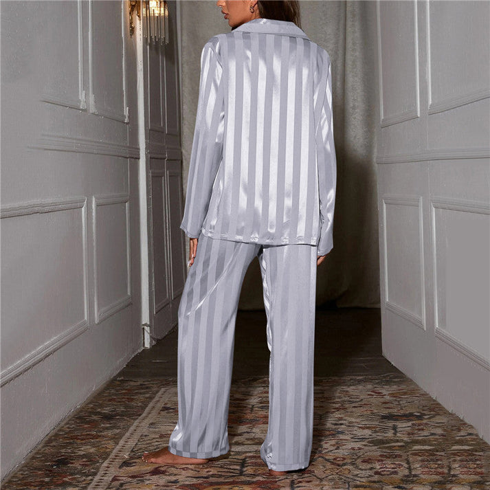 Pijama de mujer a rayas, que ofrece noches de confort superior y un toque de elegancia.