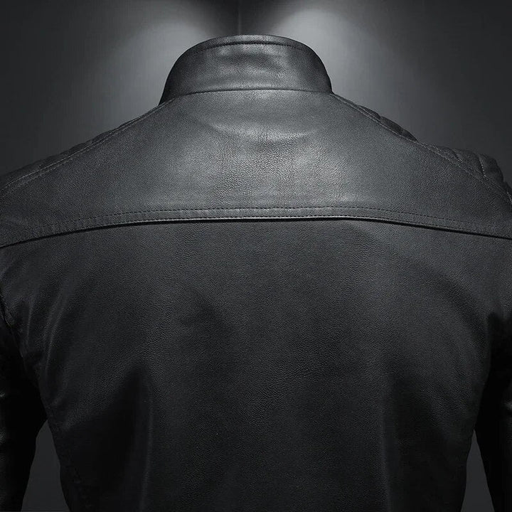 Chaqueta bomber de hombre, casual y versátil. Diseño con cremallera, ideal para el entretiempo y un look con estilo.