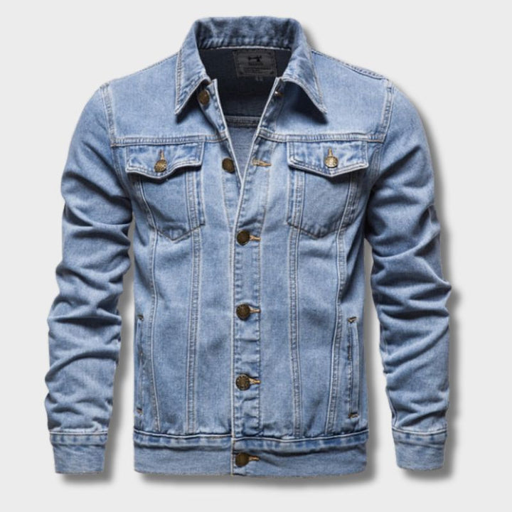 Chaqueta vaquera de hombre estilo casual abotonada con bolsillos. Moda masculina versátil para el día a día.