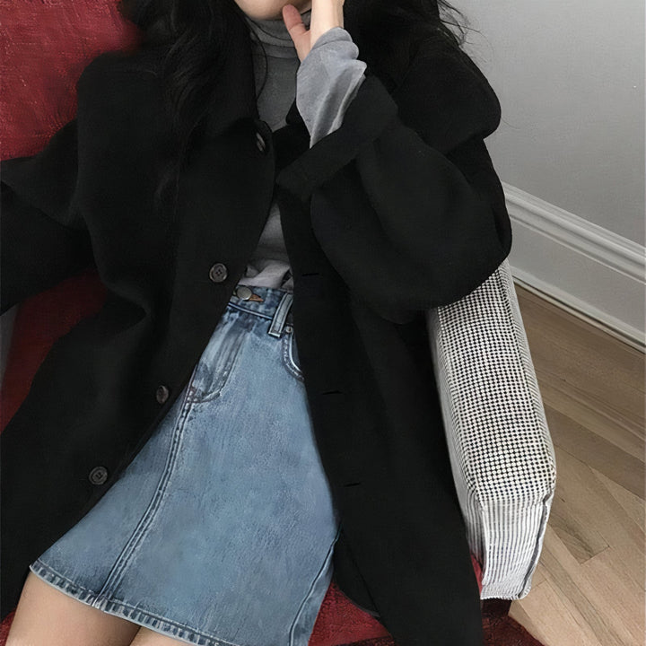 Abrigo de lana clásico para mujer, prenda exterior cálida y atemporal que combina elegancia y confort invernal.