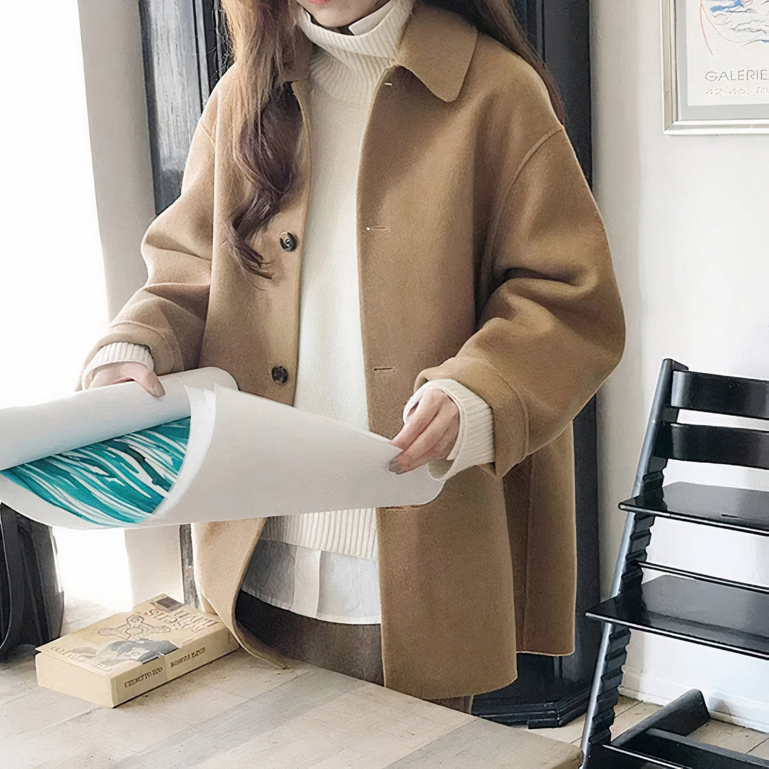 Abrigo clásico elegante de invierno para mujer, estilo y calidez. Moda femenina esencial para el frío.