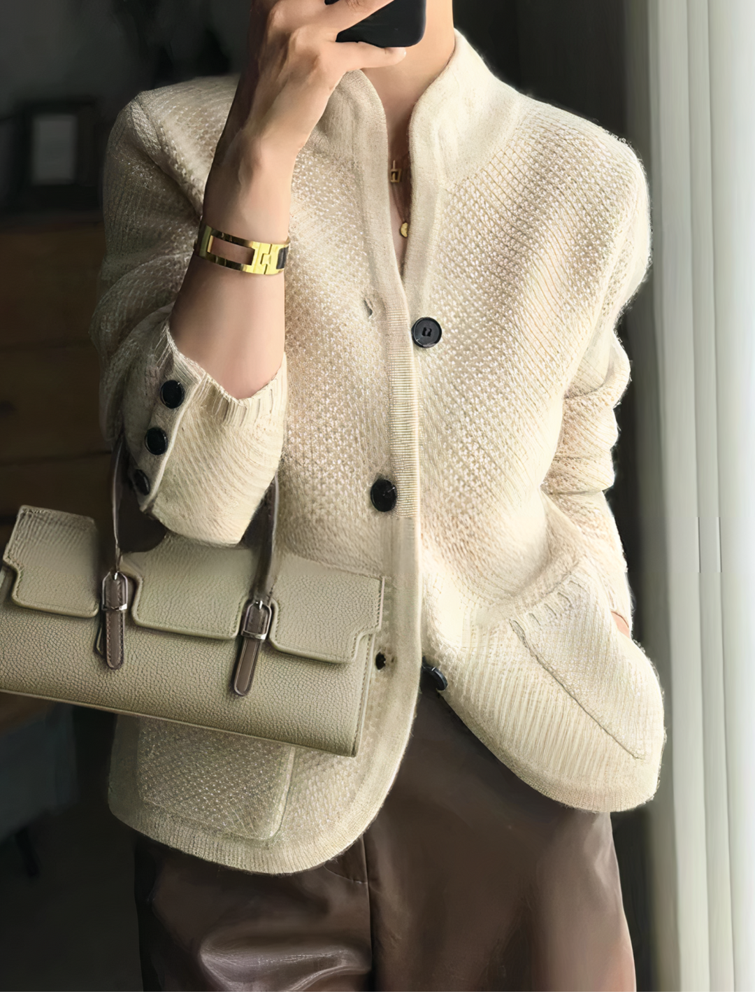 Cárdigan elegante para mujer con botones, ideal para un estilo sofisticado de otoño e invierno.
