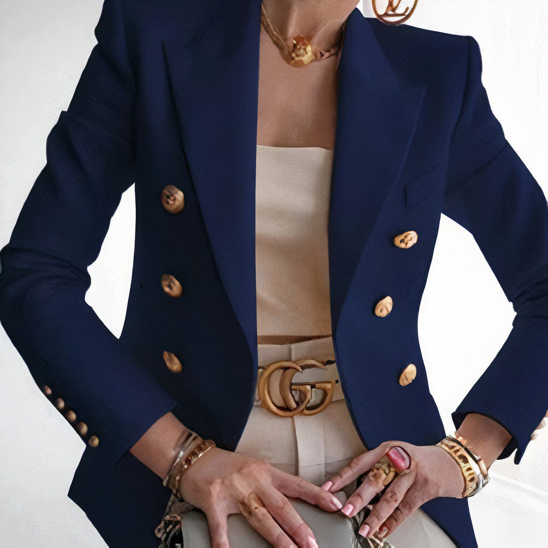 Mujer luciendo chaqueta de traje moderna, blazer femenino para estilo profesional, moda oficina elegante y cómoda.