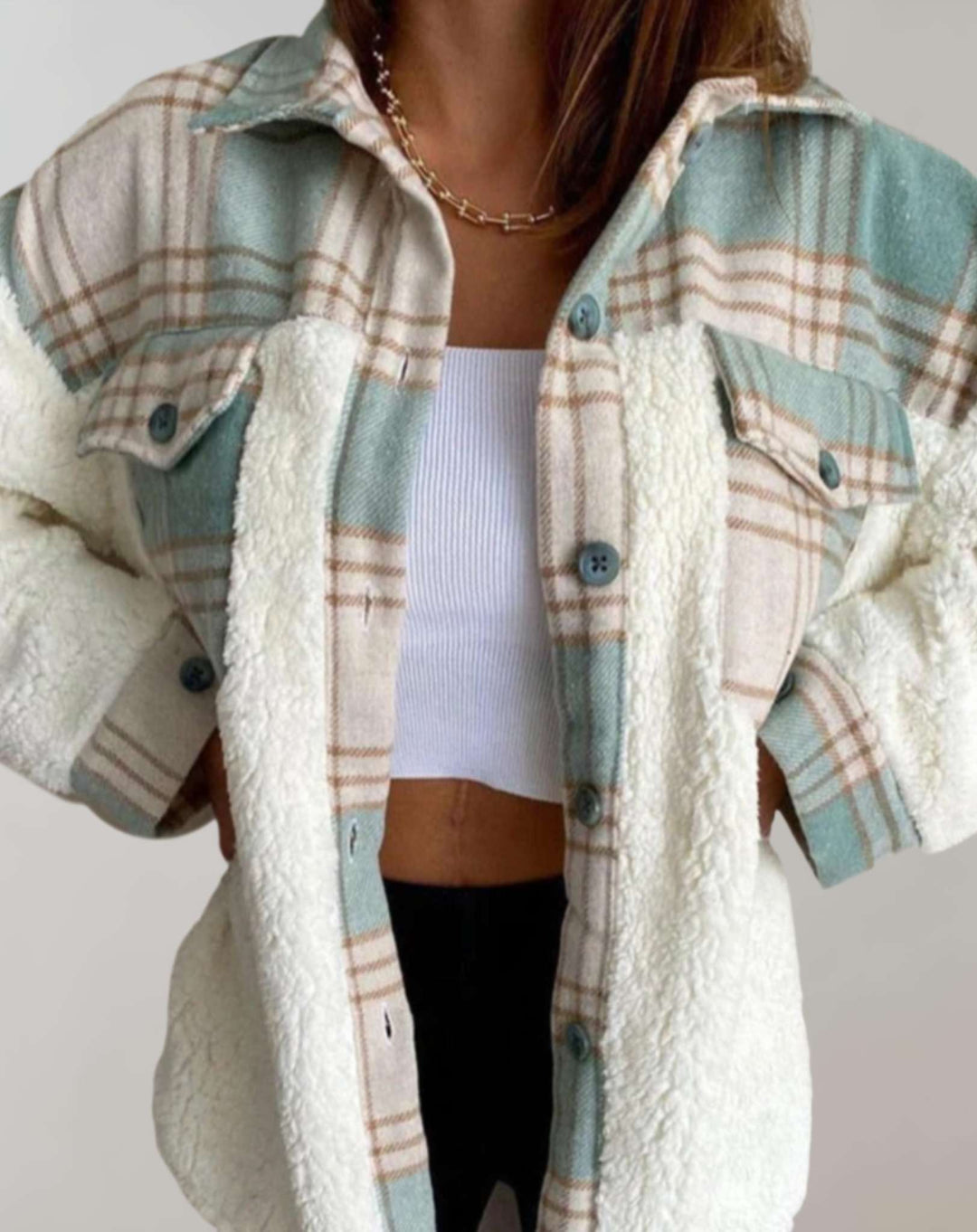 Abrigo largo de invierno para mujer, con estilo. Cálido, elegante y moderno, perfecto para cualquier ocasión invernal.